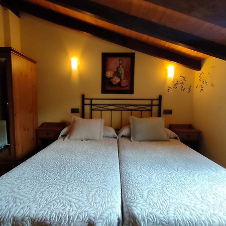 Hotel Dona Gaudiosa Pola de Lena Bagian luar foto