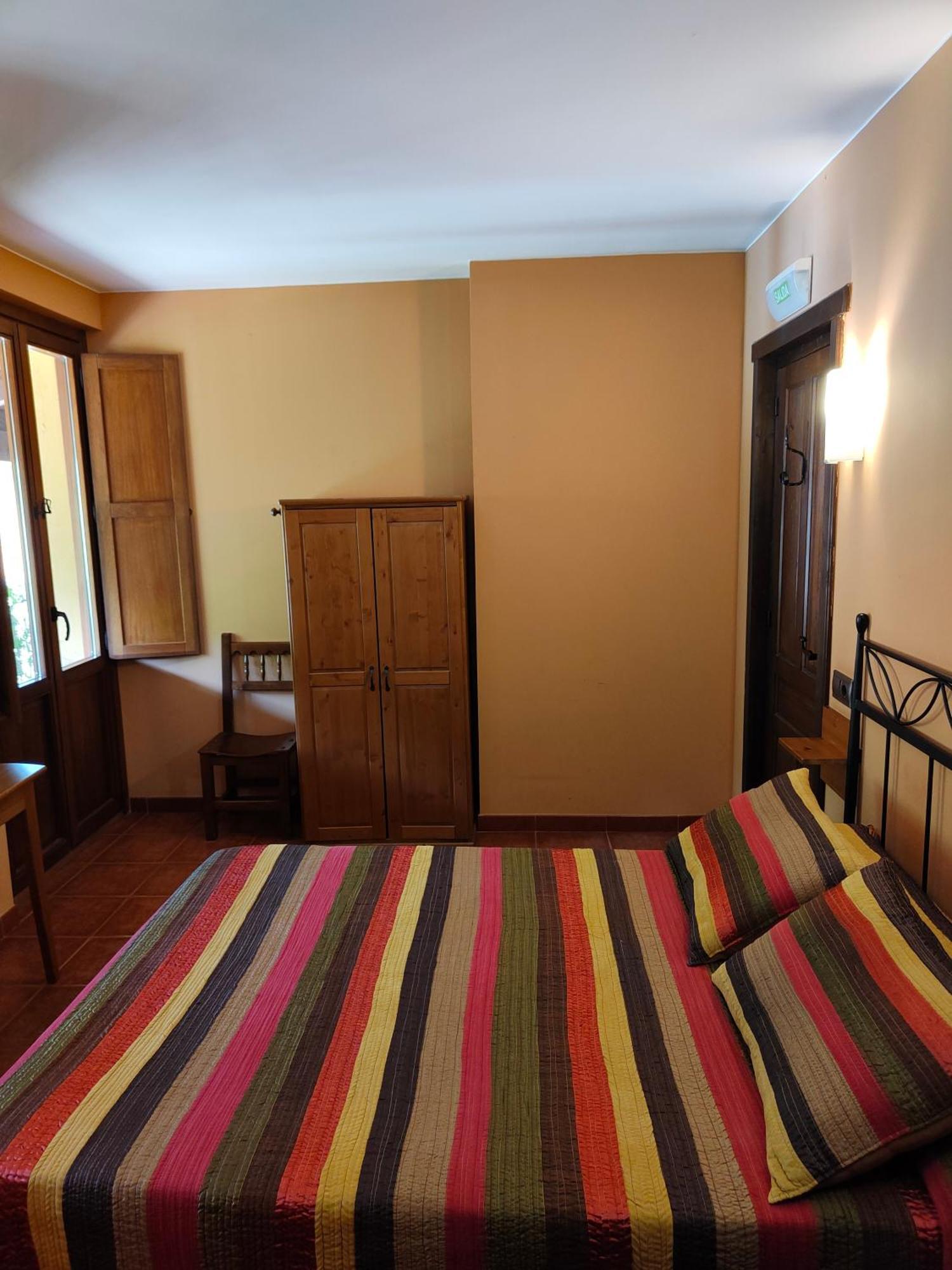 Hotel Dona Gaudiosa Pola de Lena Bagian luar foto
