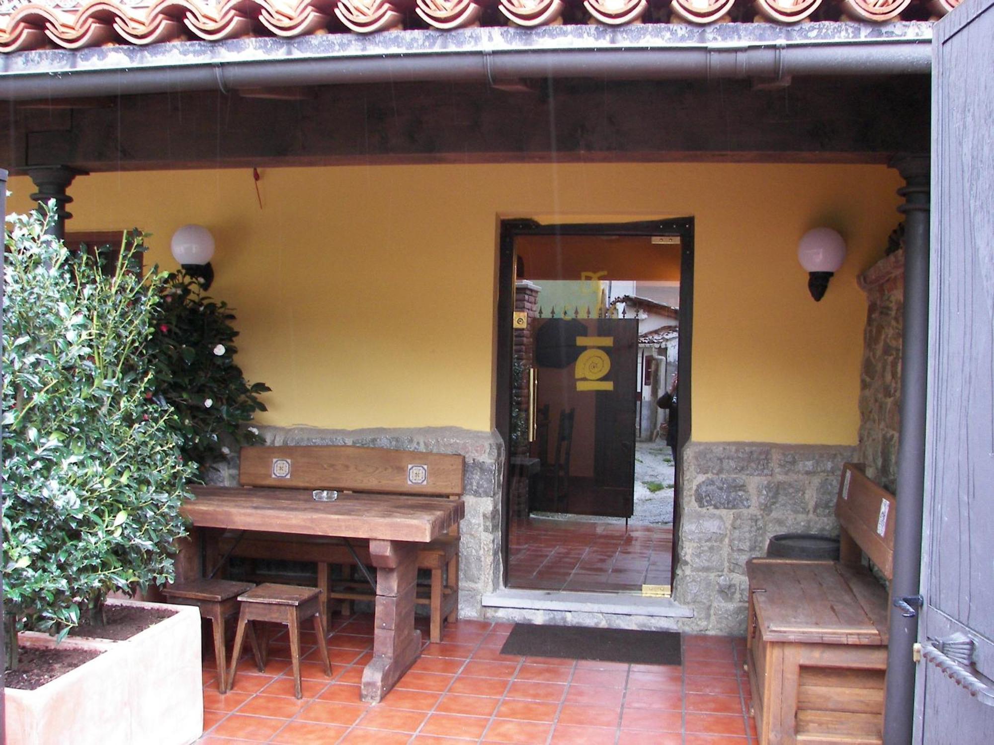 Hotel Dona Gaudiosa Pola de Lena Bagian luar foto