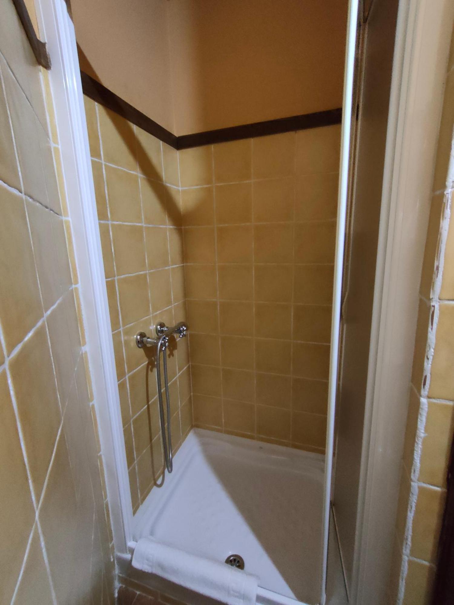 Hotel Dona Gaudiosa Pola de Lena Bagian luar foto
