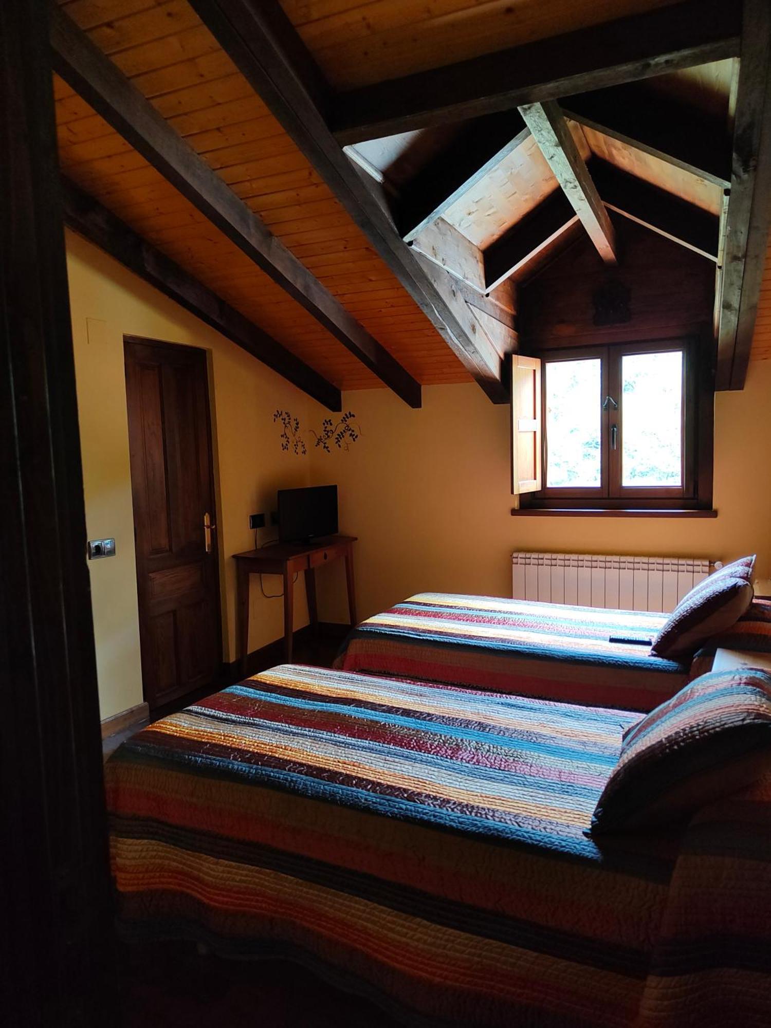 Hotel Dona Gaudiosa Pola de Lena Bagian luar foto
