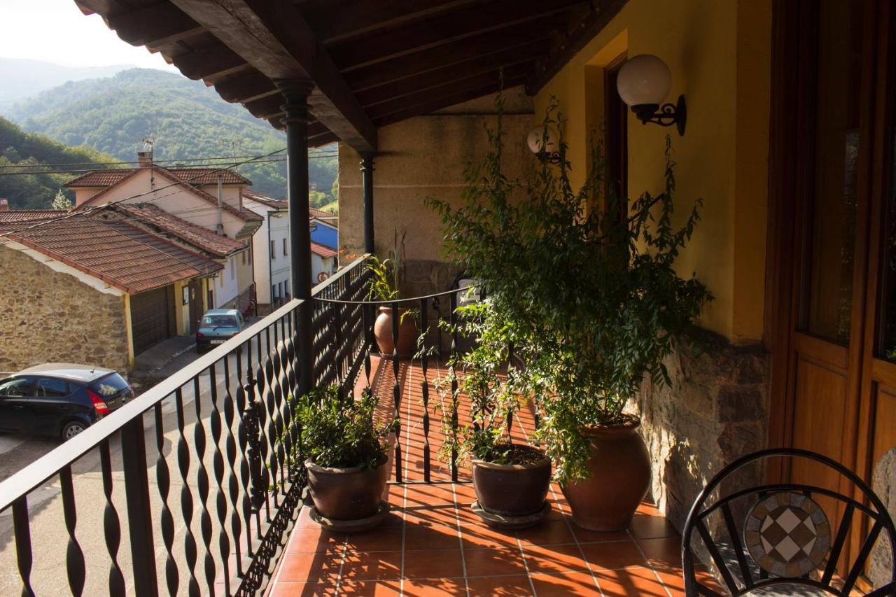 Hotel Dona Gaudiosa Pola de Lena Bagian luar foto